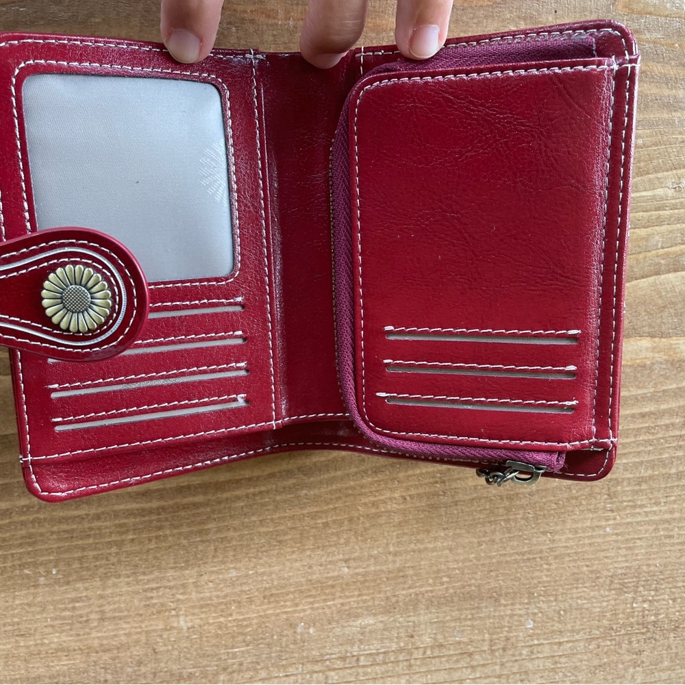 $⬇️ SENDEFN Red Leather Wallet with Floral Button. Excellent condition! - Picture 2 of 10